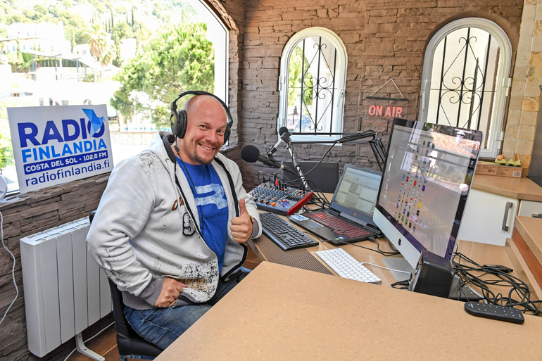 Henkka voi juontaa Radio Finlandian ohjelmia myös kotonaan, sillä hänellä on keittiössä oma livestudio!