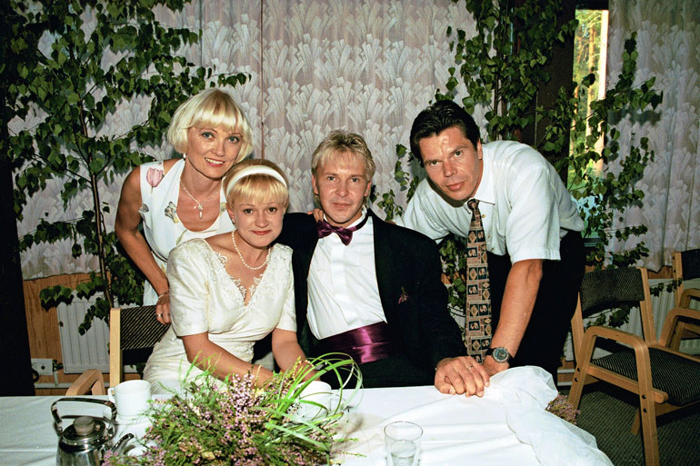 Jussi ja laulajavaimonsa Päivi Kautto- Niemi (vas.) juhlivat Matti ja Sari Paanalan häitä vuonna 1996.