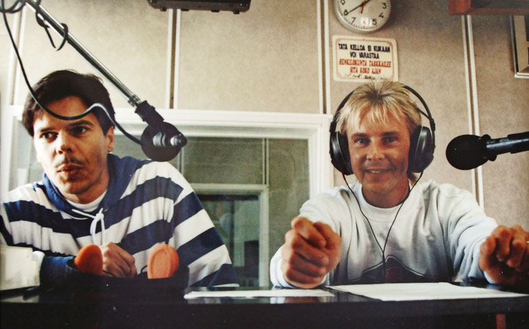 Matin debyyttilevystä tuli valtaisa hitti, ja media oli perässä koko ajan. Kuva radiostudiosta 1992. – Matti ennätti laulaa neljännenkin, viimeisen levynsä valmiiksi, Jussi paljastaa.
