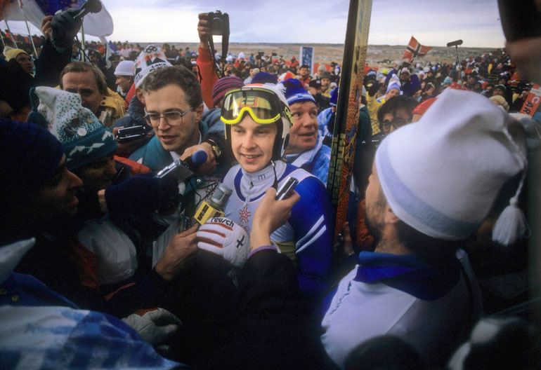 Toimittajatkin rakastivat Mattia. Tässä lauman keskellä Calgaryn talviolympialaisissa vuonna 1988.
