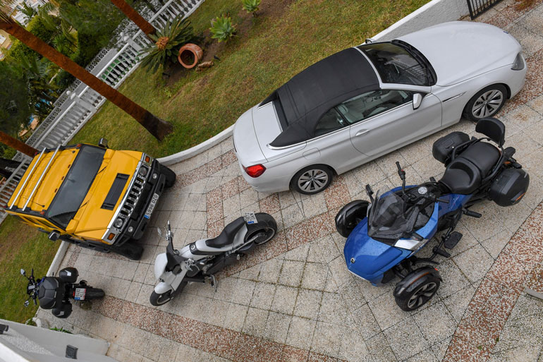 Henkka omistaa useita menopelejä. Kuvassa autot Hummer H2 ja BMW 640 sekä moottoripyörät Can-Am Spyder, Yamaha XT ja Travertson V-Rex.