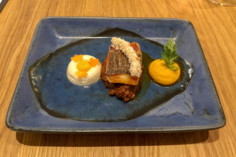 Illan aikana pöytään tupsahti myös meriahvenfileetä sekä tapas-tyyppisiä herkkuja.