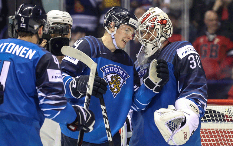 Kaksi maalia tehnyt Kaapo Kakko (kesk.) ja päällään seissyt maalivahti Kevin Lankinen (oik.) olivat Suomen suurimmat sankarit Kanada-voitossa.