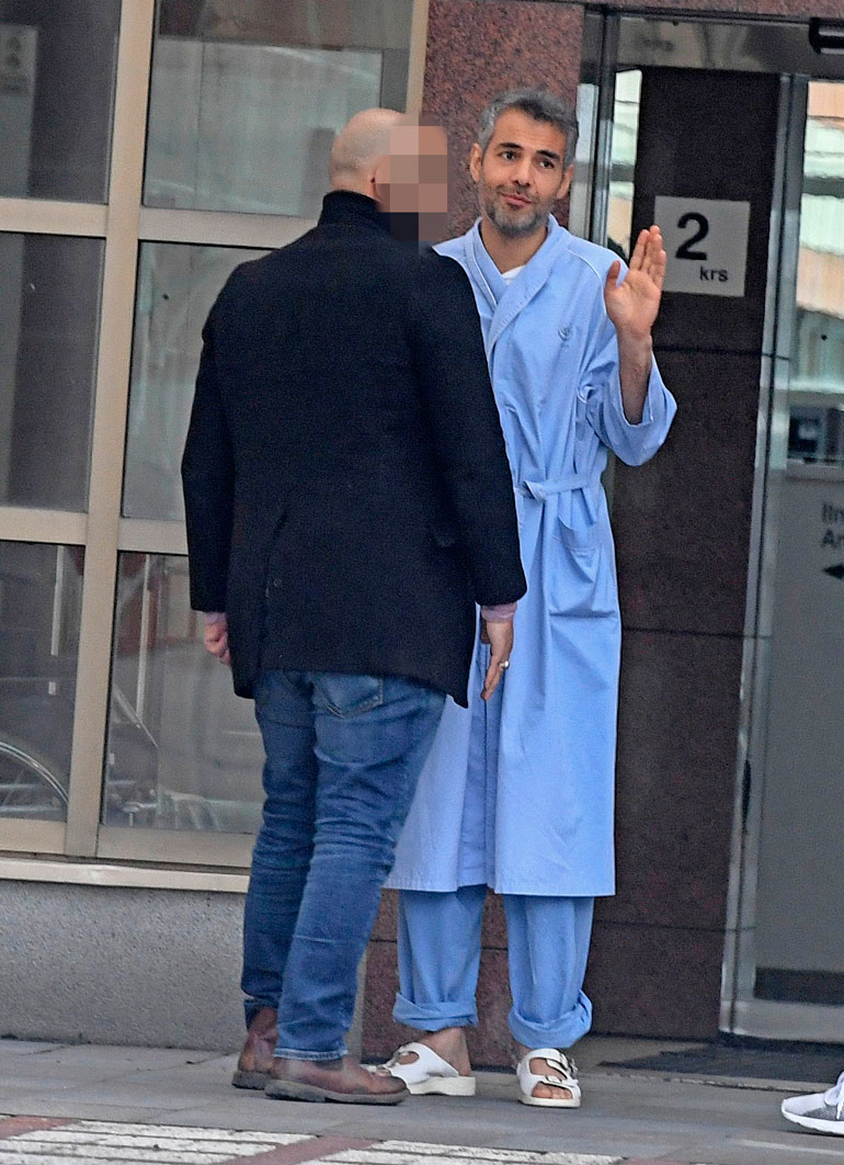 Hussein kävi myös ulkona happihyppelyllä. Ulkoilman viileys ei hyydyttänyt kansanedustajan hymyä.