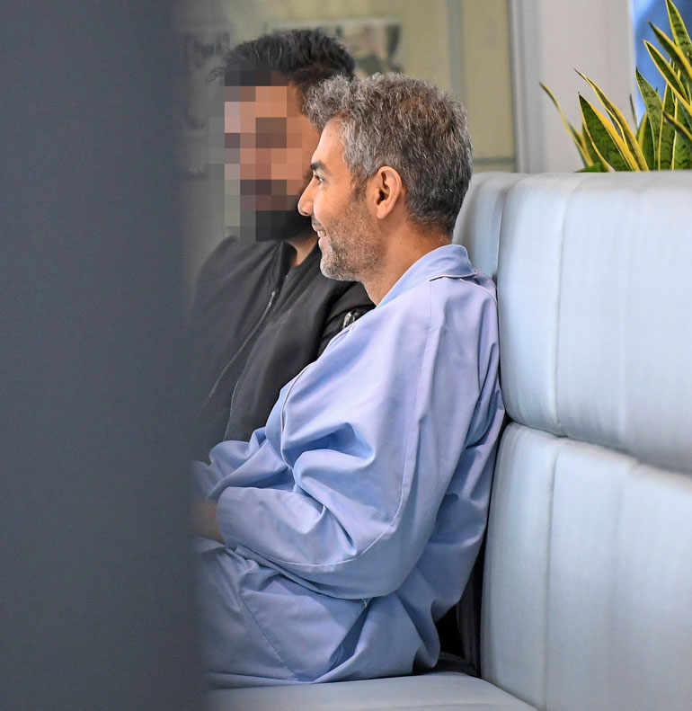 Hussein istui sairaalan kahvilassa kavereittensa kanssa. Juttu lensi, ja mies nauraa hekotteli.
