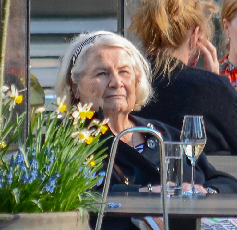 Anja Pohjola viinillä