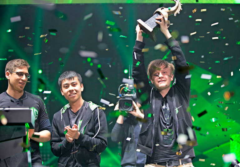 Jesse Vainikka tuuletti voittoa International Dota 2 -turnauksessa.