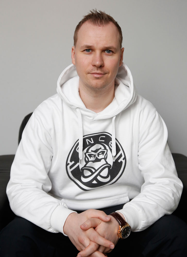 Slaava Räsänen valmentaa e-urheilun suomalaishuippuja.