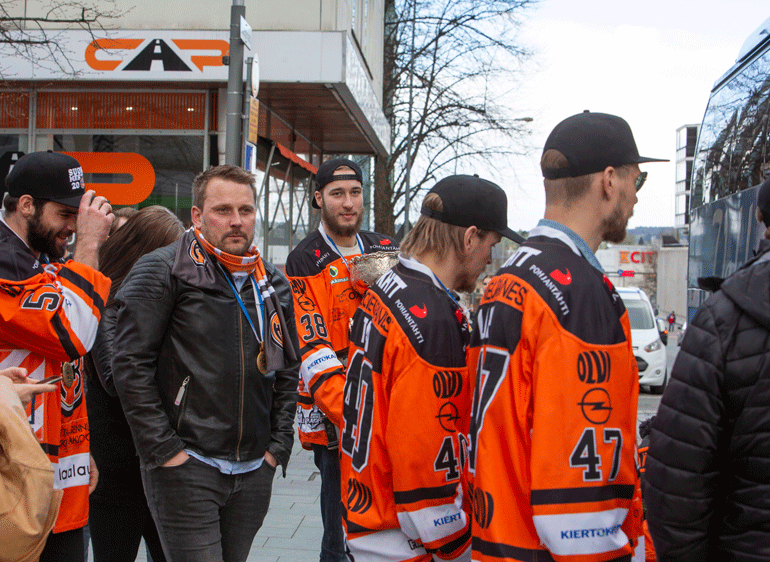 Ankarat juhlat vaativat veronsa. Kuvassa sensaatiomaisen mestarijoukkueen päävalmentaja Antti Pennanen astelemassa nahkatakissaan Kerhon juhlabussiin.
