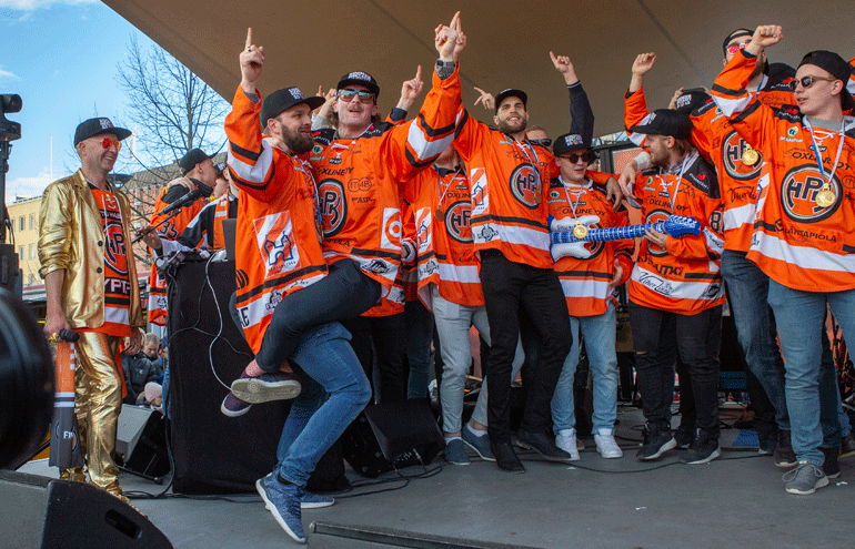 Hämeenlinnassa on juhlittu railakkaasti HPK:n Suomen mestaruutta.