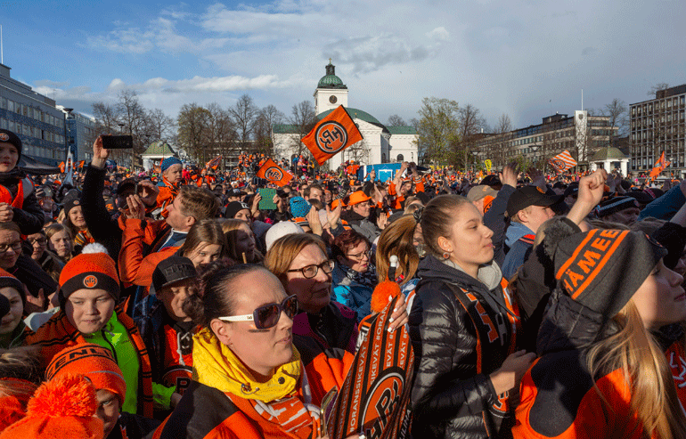 Vexi Salmen kynäilemä HPK:n maalilaulu "Se on siellä" soi lähes taukoamatta mestaruusjuhlissa Hämeenlinnan torilla, jossa oli valtaisat mestaruusjuhlat käynnissä.