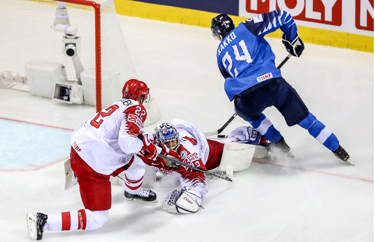 Kaapo Kakko purjehti koko kentän läpi ja hassutti vielä kaupan päälle tanskalaismaalivahti Sebastian Dahminkin.