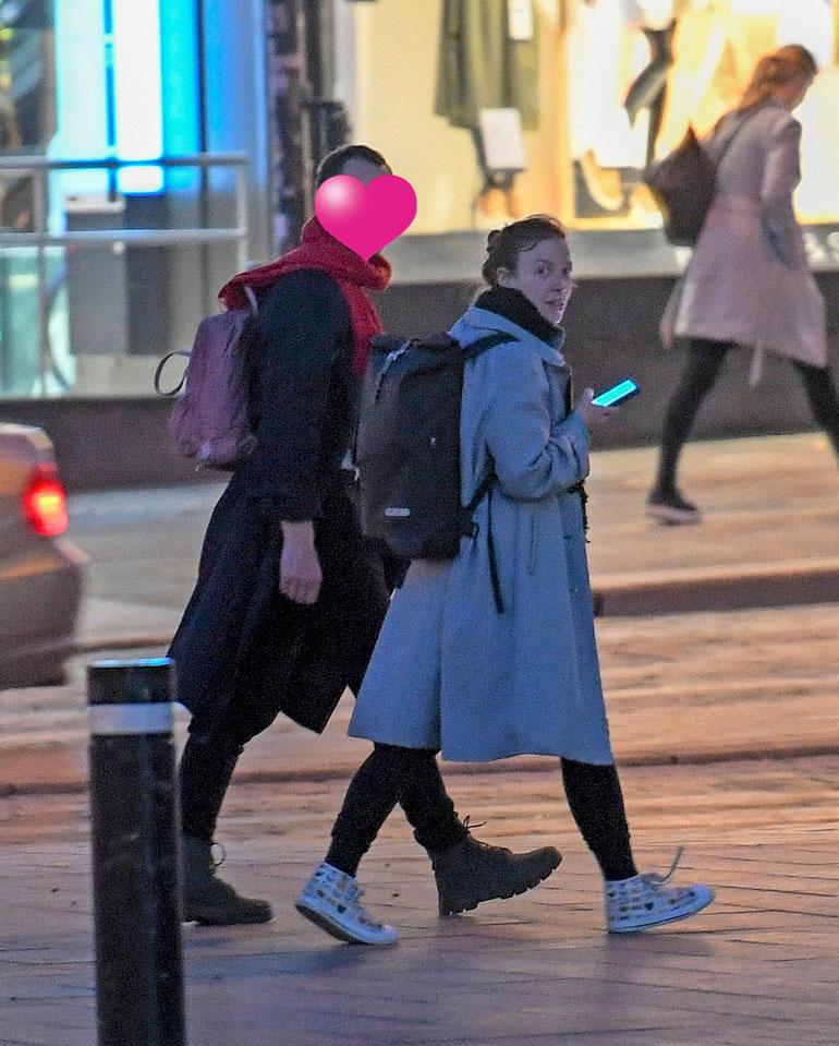 Li ja uusi rakas tarkkailivat ympäristöään huolella, sillä he vainusivat paparazzin läsnäolon.