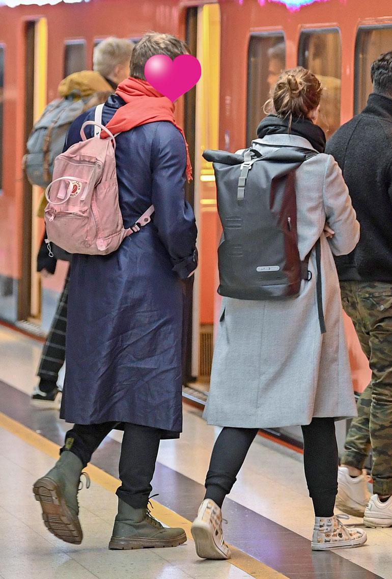 Pari hyppäsi itään päin menevään metroon. Lin miehellä oli vaaleanpunainen reppu.