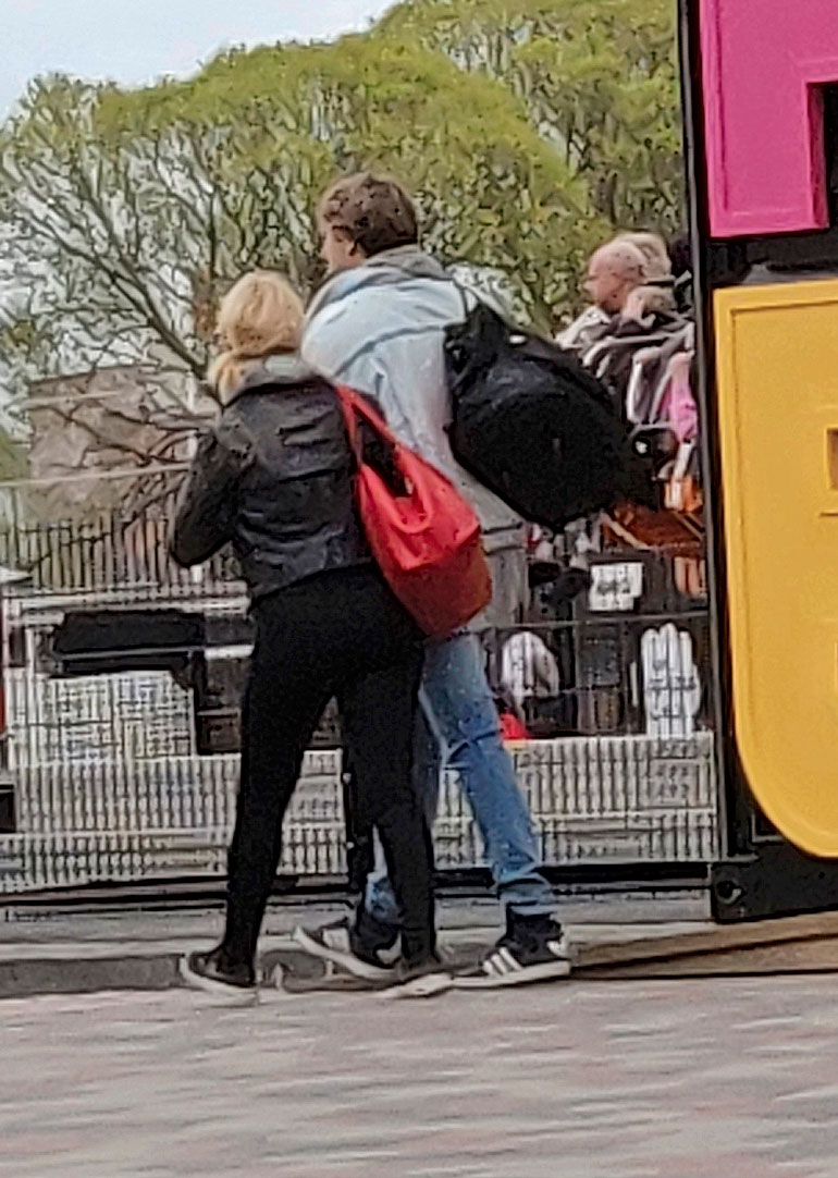 Roopella ja Helmi-Leenalla oli kummallakin suuret laukut kannettavina. – Olisivatkohan viettäneet koko viikonlopun Tampereella, lukijat arvelevat.