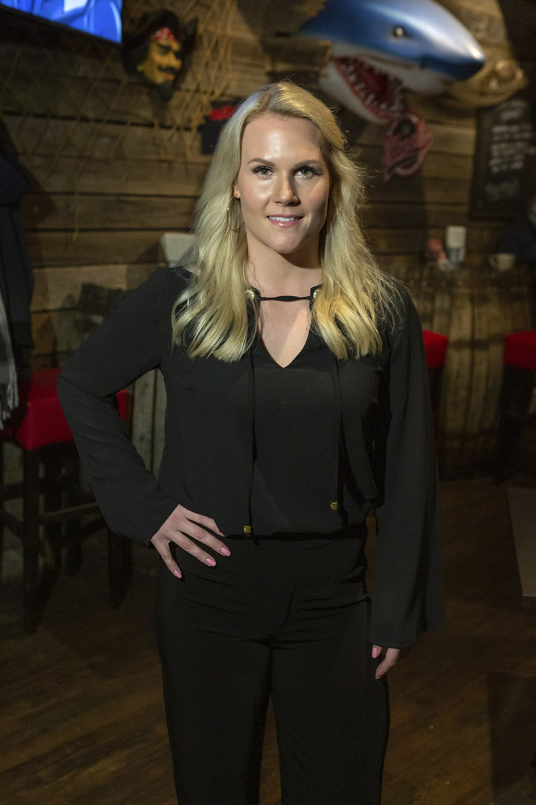Hyökkääjä Anniina Rajahuhta MM95 Loungessa ravintola Hookissa.