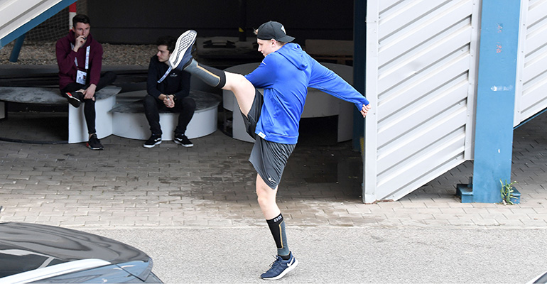 Kaapo Kakko lämmitteli loikilla ja venyttelyllä Ruotsi-puolivälierään.
