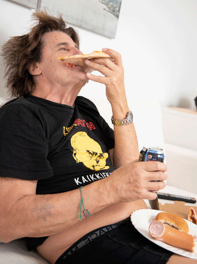 Frederik ahmii harmissaan rasvaista pizzaa suuhunsa. - Nyt v***aa niin ettei veri kierrä, hän murisee.
