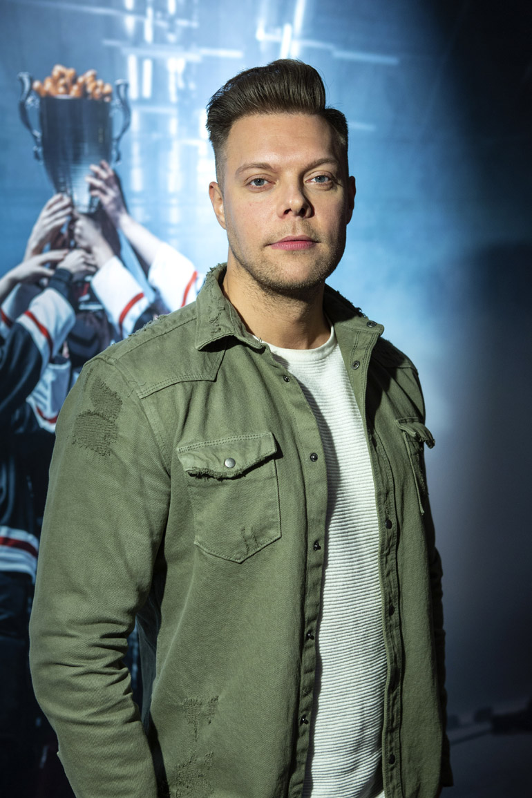 Alexander Eklund Fort Boyard Suomi-ohjelman pressitilaisuudessa.