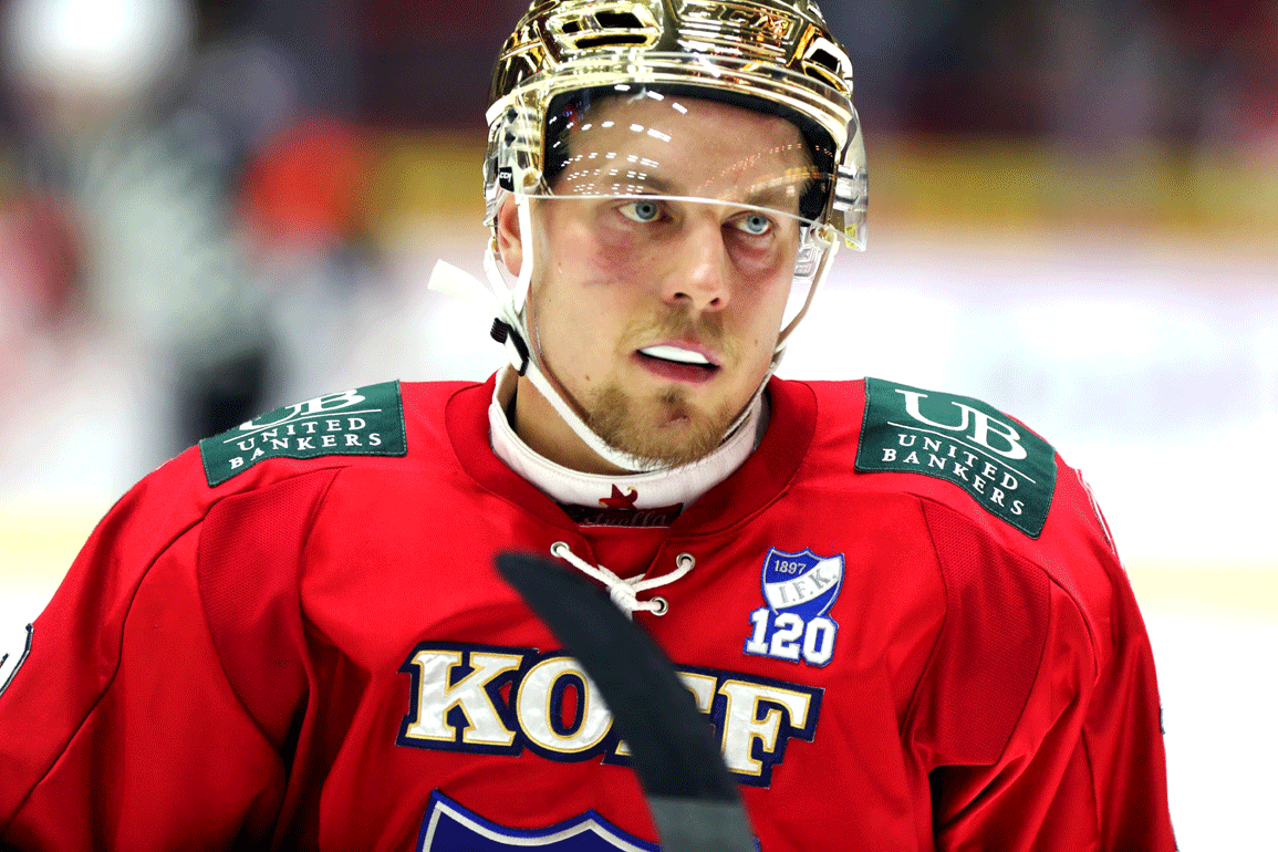Lahdessa kiekko-oppinsa saanut Juhani "Julle" Tyrväinen nousi MM-kisakoneeseen ja maailmanmestariksi kiekkoiltuaan väkevän kauden HIFK:ssa.