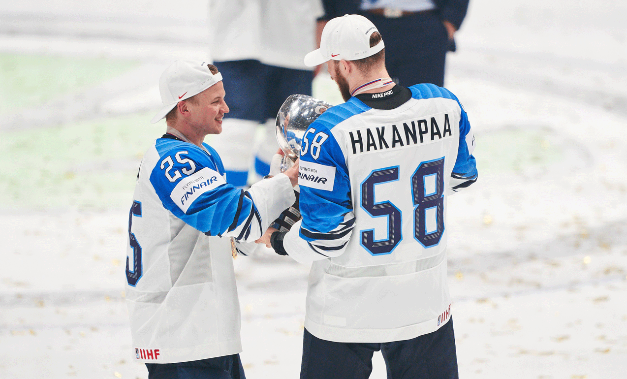 Toni Rajala ja Jani Hakanpää juhlivat maailmanmestaruutta. Ja ne juhlat jatkuvatkin sitten pitkään.