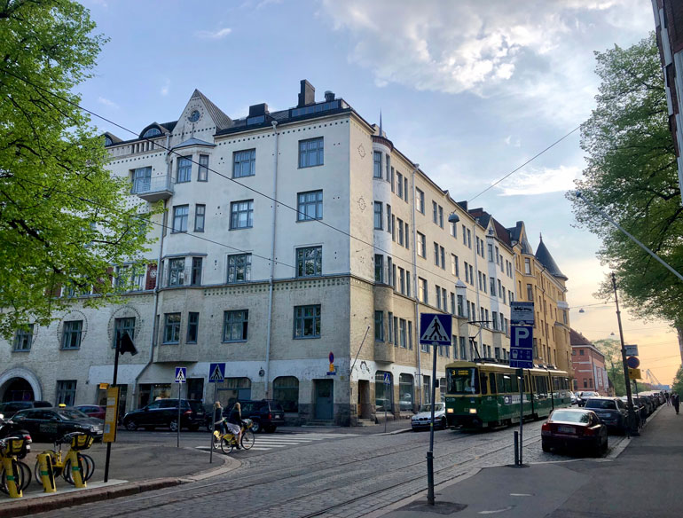 Jukka ja Chachi viihtyvät Suomen-vierailullaan Helsingin Ullanlinnassa sijaitsevassa kerrostaloasunnossa.