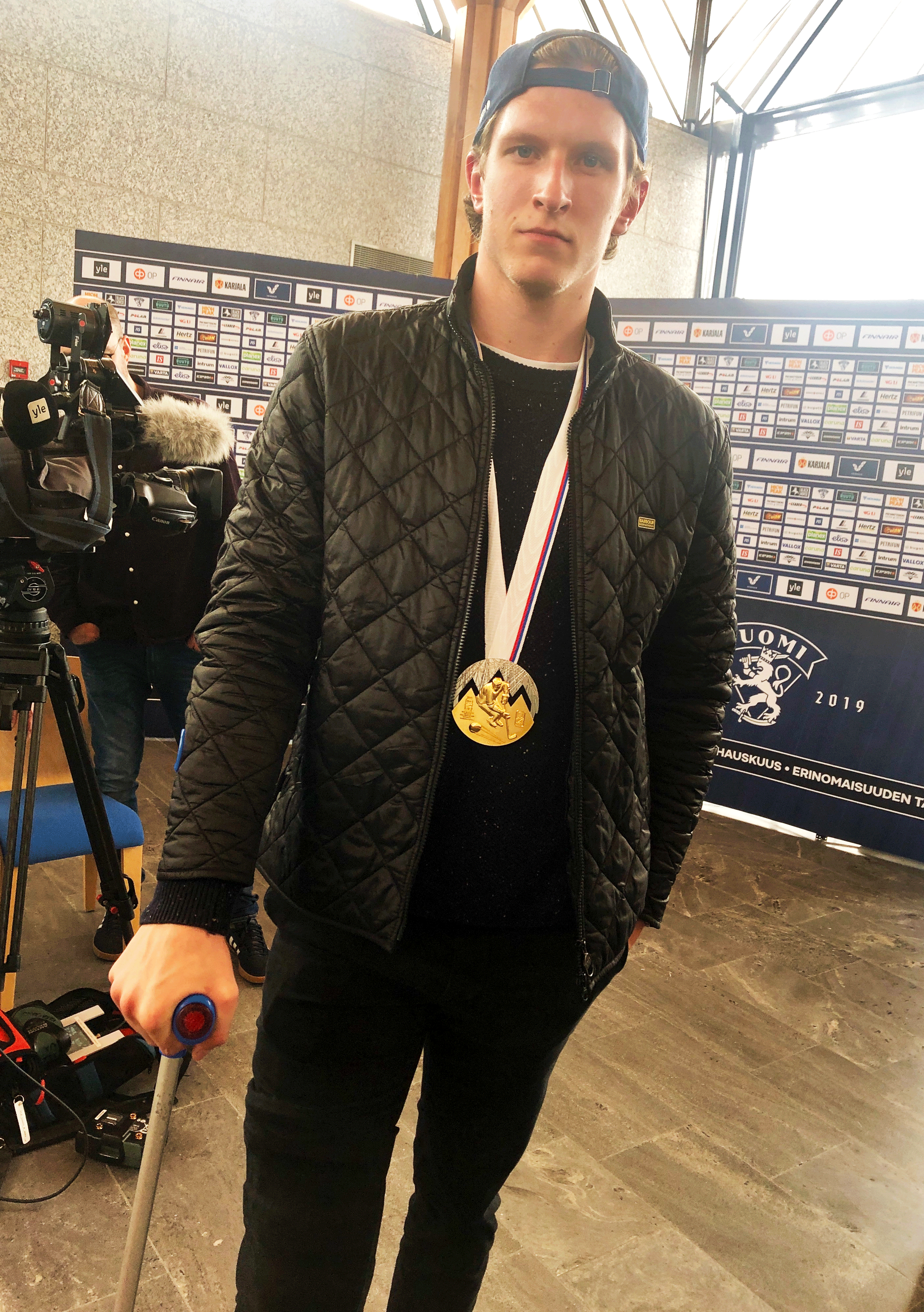KalPan sisupussi ja tuore maailmanmestari Eetu Luostarinen, 20, painelee kävelykepeillä Leijonien kultajuhlissa.