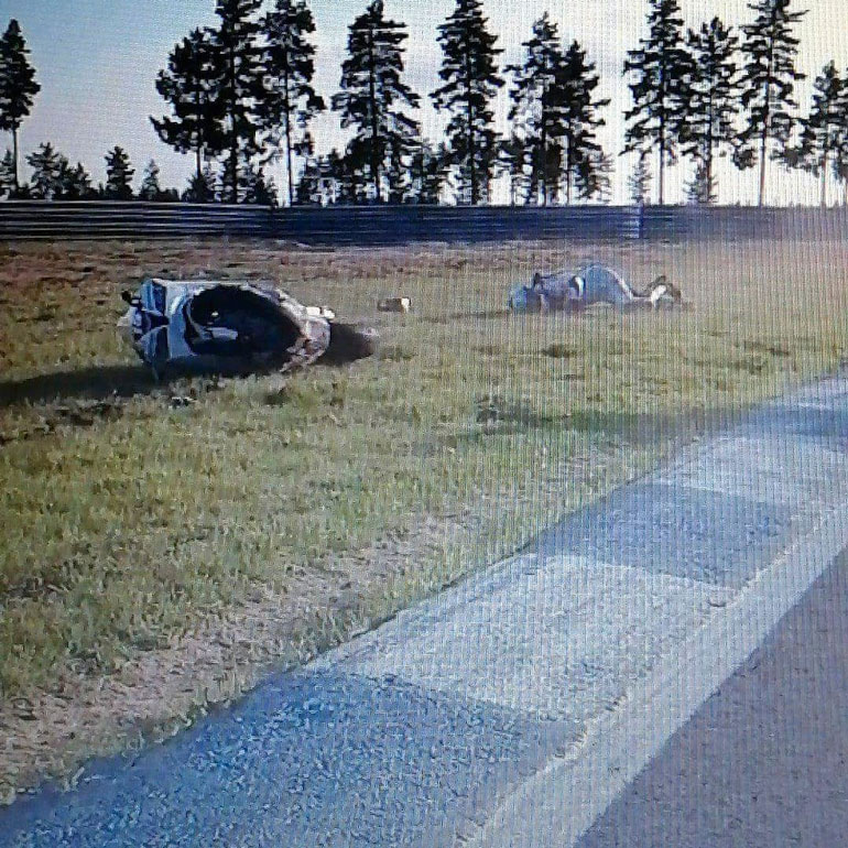 Moottoripyörällä kaatumisen jälkeen Ulla oli hetken tajuttomana. – Kun viimein heräsin, nauroin hillittömästi ja kyselin koko ajan uudelleen, mitä oli tapahtunut. Ajattelin ensin ajaa itse kotiin, mutta pyysin sitten lopulta kuitenkin miestäni hakemaan minut.