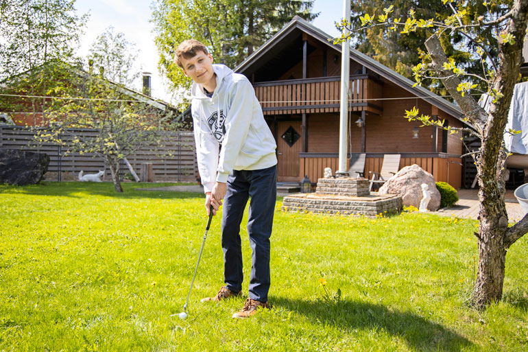 Vapaa-ajallaan Joona golffaa. – Olen pelannut kaksi kertaa viikossa 18 reikää ja harjoittelut rangella.
