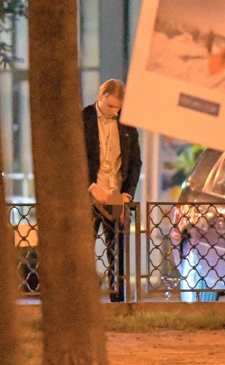  Kaapoa eivät Bratislavan kaduilla pörränneet paparazzit haitanneet, vaan hän lorotteli muina miehinä puistoon pitkät pissat.Kaapoa eivät Bratislavan kaduilla pörränneet paparazzit haitanneet, vaan hän lorotteli muina miehinä puistoon pitkät pissat.