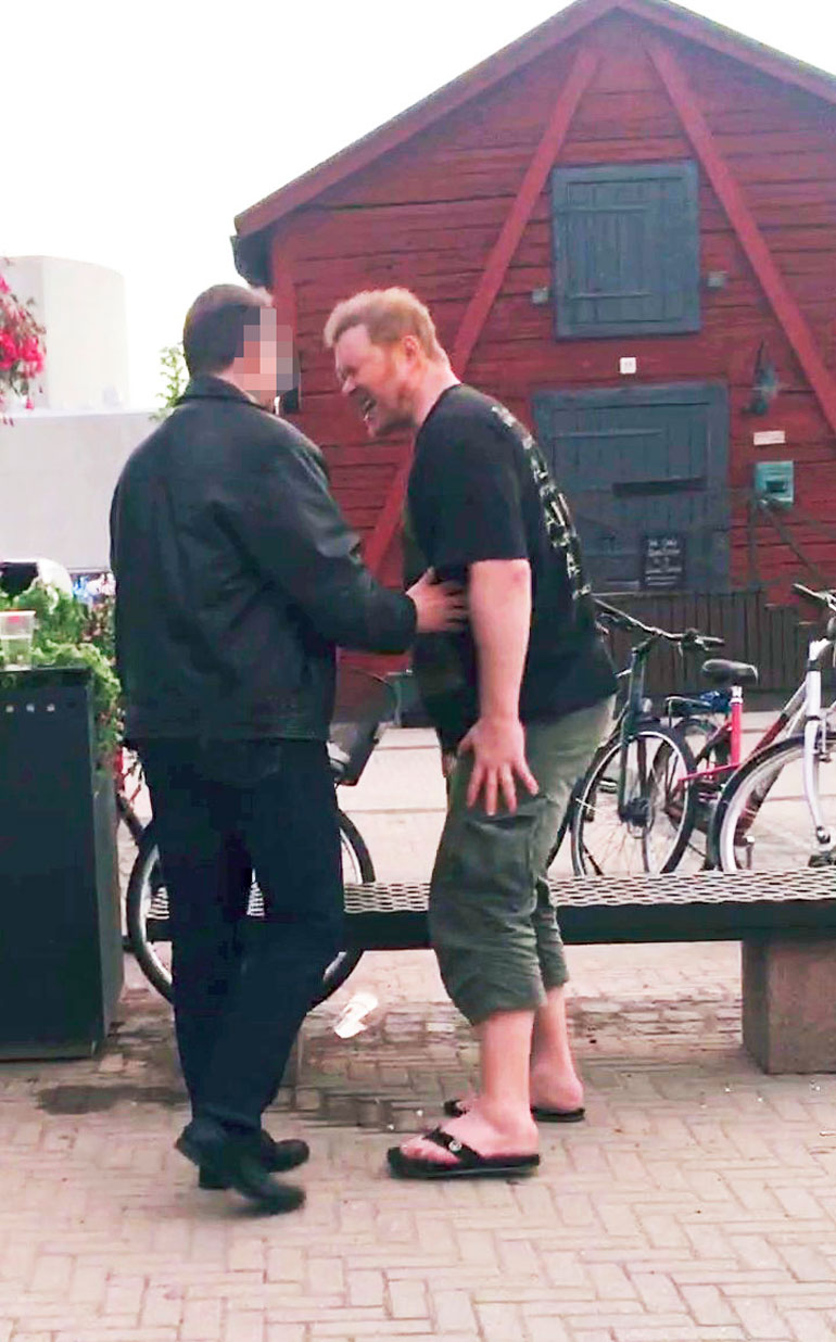 Ravintolasta poistamisen jälkeen ex-kiekkotähti pyrki silminnäkijöiden mukaan takaisin sisään.