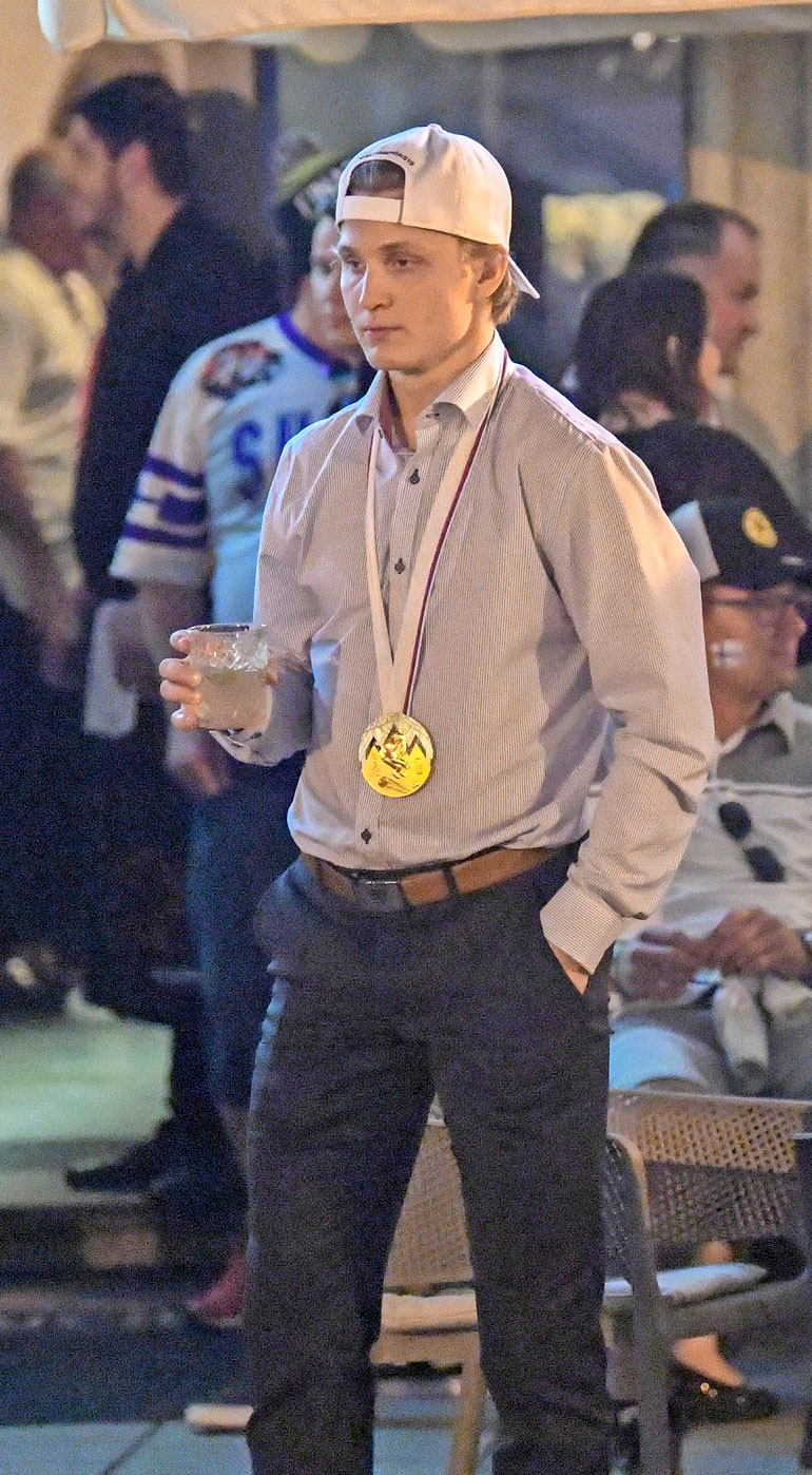 Joel Kivirantaa eivät uteliaiden katseet haitanneet, vaan hän drinksutteli keskellä katua Bratislavan vanhassa kaupungissa.