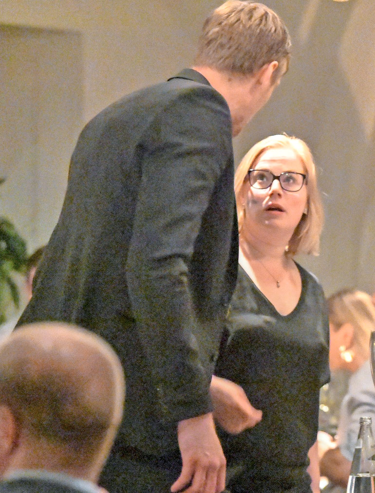 Mestaruuspokaali laitettiin El Gaucho -ravintolassa keskeiselle paikalle. Mörkö-Marko Anttila ja Heidi-vaimo viihtyivät pystin välittömässä läheisyydessä.