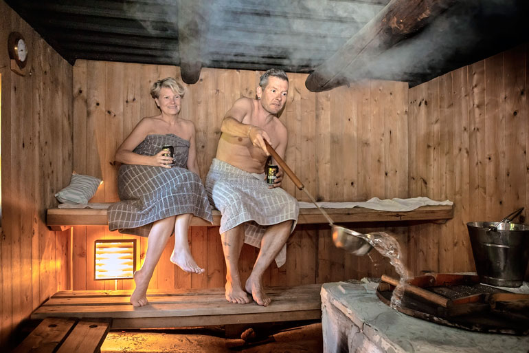 Nyt sitä löylyä! Samin ja Ninan maalaisidyllin lempipaikkoja on ehdottomasti vanha puusauna, josta irtoaa kunnon lämmöt.