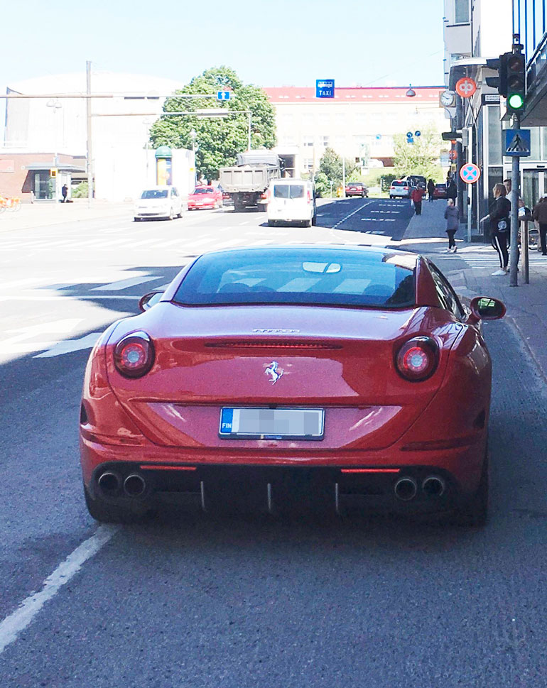Jethron yli 400 000 euron Ferrari California on tuttu näky Turun katukuvassa.