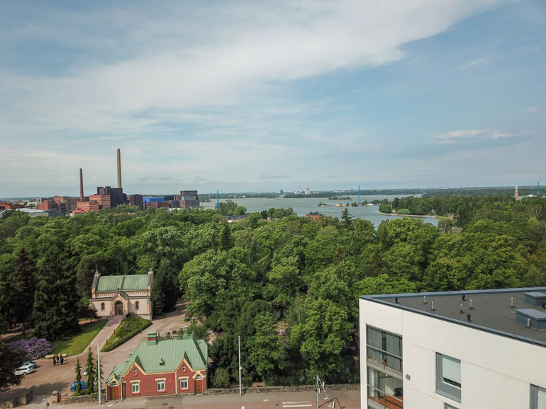 Rakastavaisten huoneistosta aukeaa Hietaniemen hautausmaan yli upeat merinäköalat.