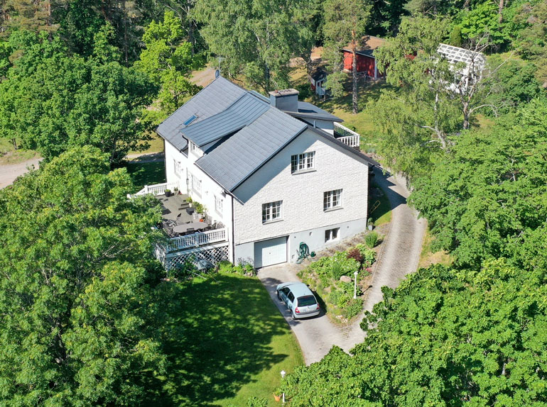 Thomas Blomqvist omistaa maatilan.