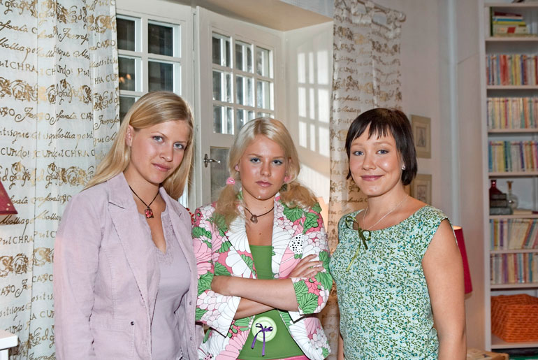Jutta päätti jättäytyä pois sarjasta vuonna 2007, kun pääsi Tampereen yliopistoon opiskelemaan mediatutkimusta. – Neljän vuoden jälkeen halusin elämässäni eteenpäin ja palasin koulunpenkille, Jutta kertoo. Vuonna 2004 otetussa kuvassa on Jutan lisäksi Emmi Parviainen ja Sannamaija Pekkarinen.