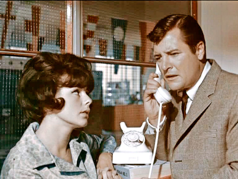 Juokse kuin varas (1964) oli suomalais-amerikkalainen tuotanto. Pirkko näytteli englanniksi Richard Longin kanssa. – Hän söi meillä kotona rapuja. Filmi taisi flopata.