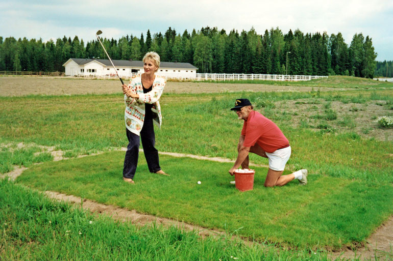 – Golf-kentällä putosin täysin roolistani, mutta edes sitä ei leikatu pois, vaan ulos pantiin raakaversio, Hannele puistelee päätään.