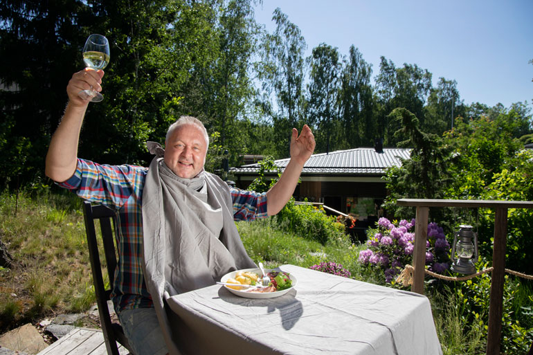 Bon appétit! Jussi käärii pöytäliinan lautasliinakseen ja käy kesälounaan kimppuun. – Minä olen aina vastannut taloutemme ruuanlaitosta.