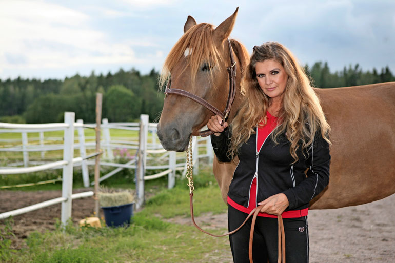 Aktiivisena hevos- harrastajana tunnetulla Riitalla on oma hevostalli Orimattilassa.
