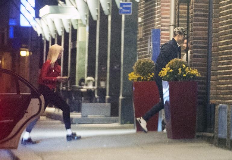 Anniina sipsutti kiekkoilijan perässä vaivihkaa hotelliin sisään, kun kello läheni jo kolmea aamuyöllä.