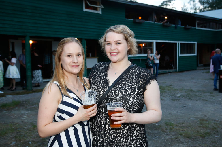 Netta Seppälä ja Heidi Niemistö näkivät Kaken livenä kolmatta kertaa. – Hän vetää niin paljon porukkaa, ja joka kerta on hauska meininki!