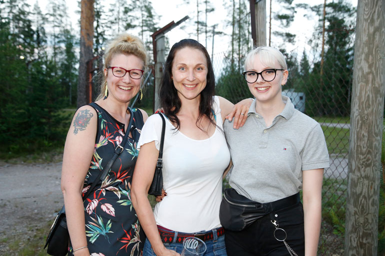 Terhi Lindqvist, Marika Marttila ja Nea Savikko olivat Kakesta fiiliksissä. – Hän on karismaattinen ja vetää biisinsä helvatin hyvin. Siinä on mies, joka ikääntyy tyylillä!