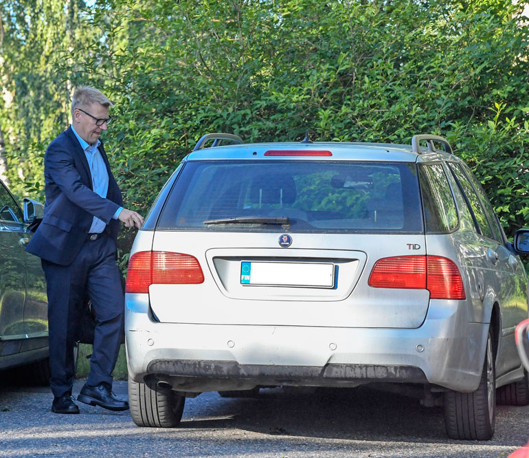 Kimmo kuskaa kultaansa yli 10 vuotta vanhalla Saabilla.