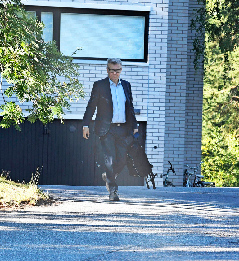 Perjantaina Kimmo lähti asunnolta yksin, mutta palasi pian hakemaan Hannaa.