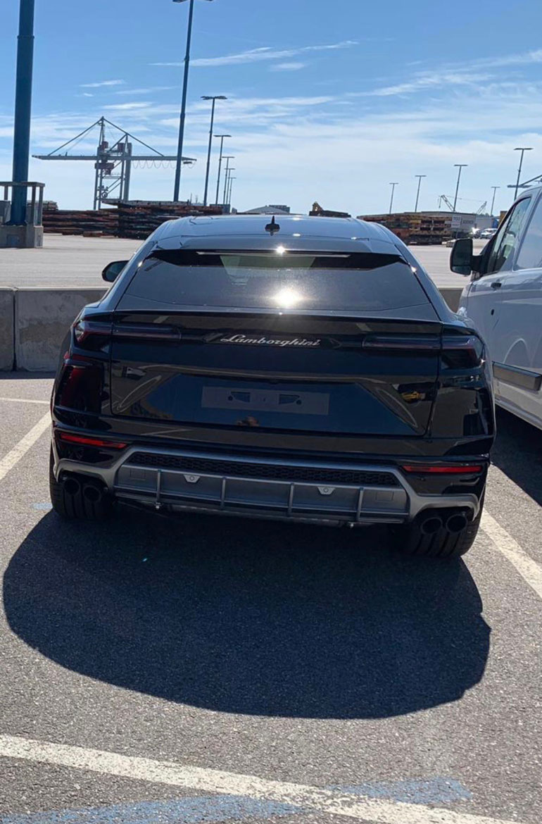 Lähes vuoden odotuksen jälkeen Vesa Keskisen tilaama 600 000 euron Lamborghini saapui Helsingin satamaan.