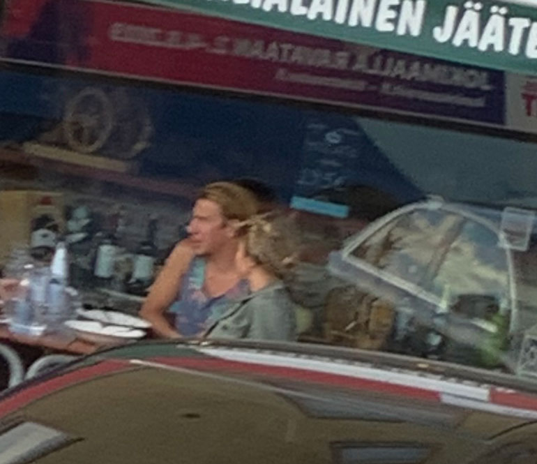 Aku Hirviniemi terassilla.