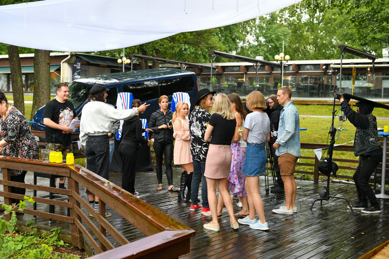 Vaikka rankkasade riehui hetken, työnteko Rantabaarin kuvauksissa jatkui pian.